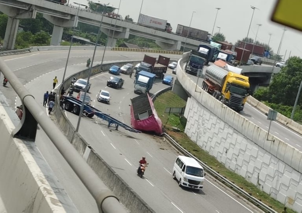 South Klang district police chief ACP Lim Jit Huey said the incident, which occurred at about noon, did not result in any casualties or damage to other vehicles. — Social media pic