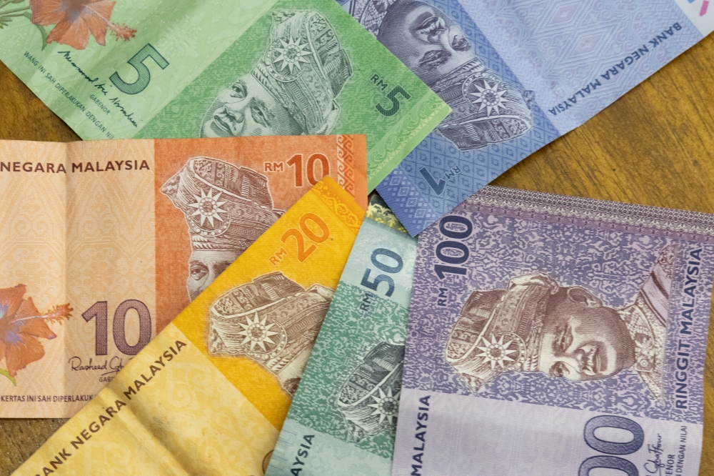 The ringgit is expected to trade around the 4.00 level against the US dollar next week, as expectations of a prolonged West Asia conflict weigh on the currency. — Picture by Firdaus Latif