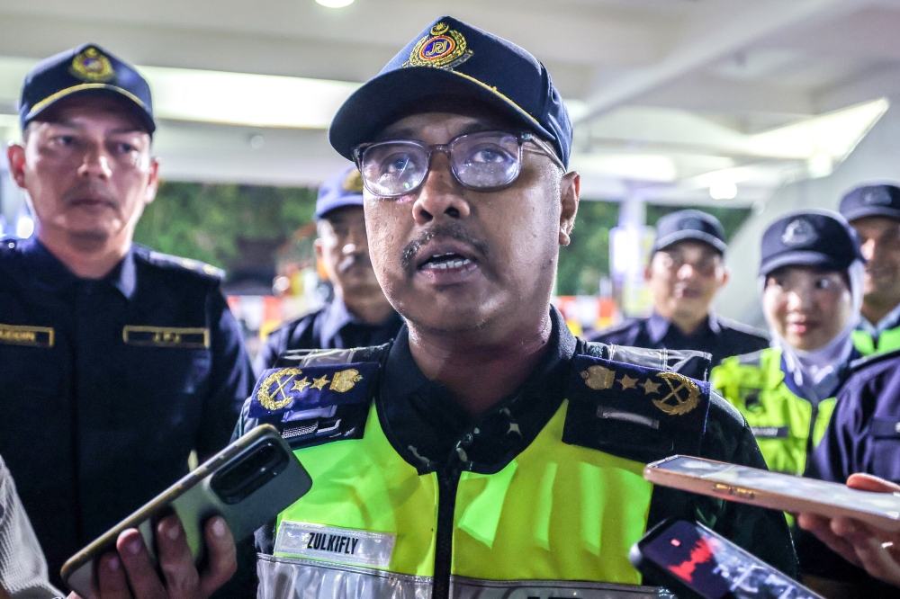 Penang Road Transport Department director Zulkifly Ismail speaks to reporters during a JPJ–PDRM advocacy programme with Konsortium Pelancongan Bumiputera Sdn Bhd at Sungai Nibong Bus Terminal, George Town, March 28. — Bernama pic