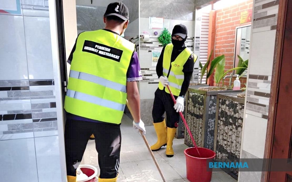 A total of 78 individuals underwent Community Service Orders for minor littering offences in six states yesterday, said Minister of Housing and Local Government Nga Kor Ming. — Bernama pic