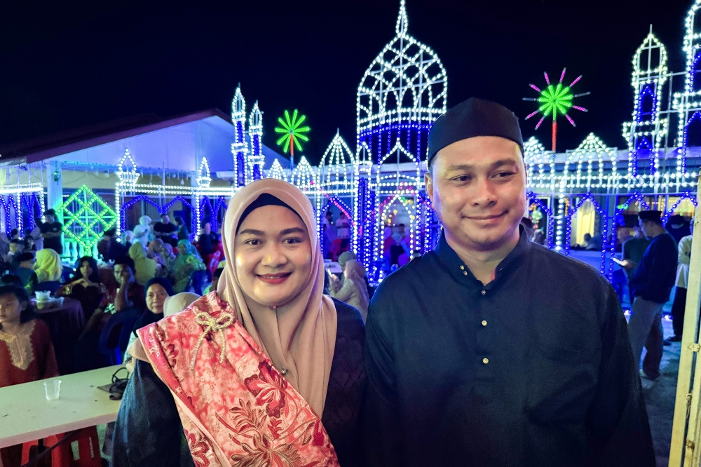 Kampung Beringis residents Bibi Zuraini Mintoh, 37, (left) with her husband while participating in the Hari Raya Colour Light Hari Raya competition at the Kawang State Legislative Assembly (DUN) level, Papar March 28, 2026. — Bernama pic