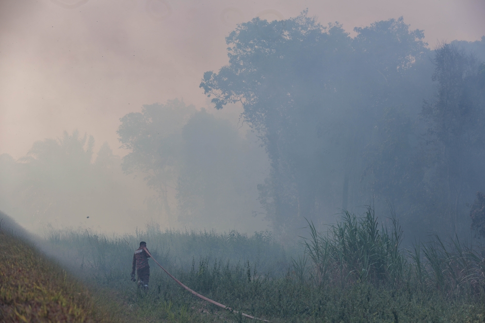 A firefighter carrying out firefighting operations in Johor March 24, 2026. — Bernama pic