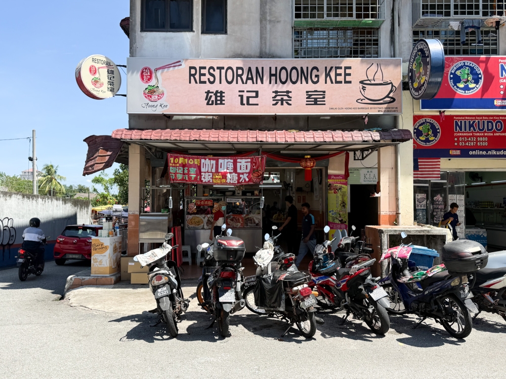 Being next to the market, many people visit the restaurant after they finish shopping. — Picture by Lee Khang Yi