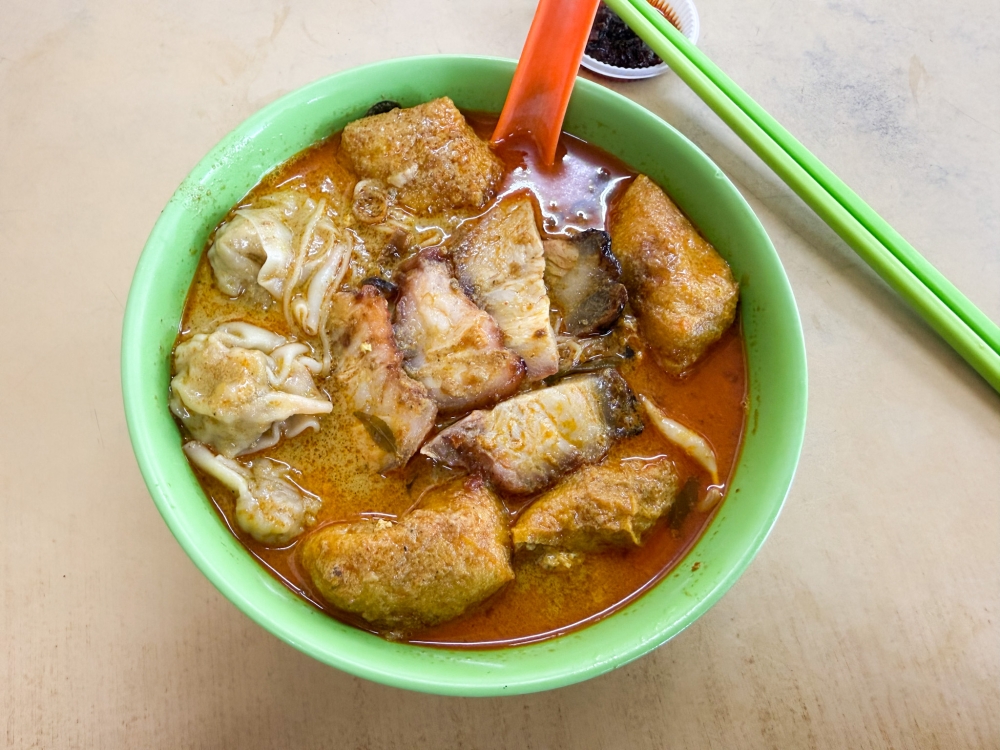 Curry mee can be paired with egg noodles, ‘wantans’ and ‘char siu’. — Picture by Lee Khang Yi