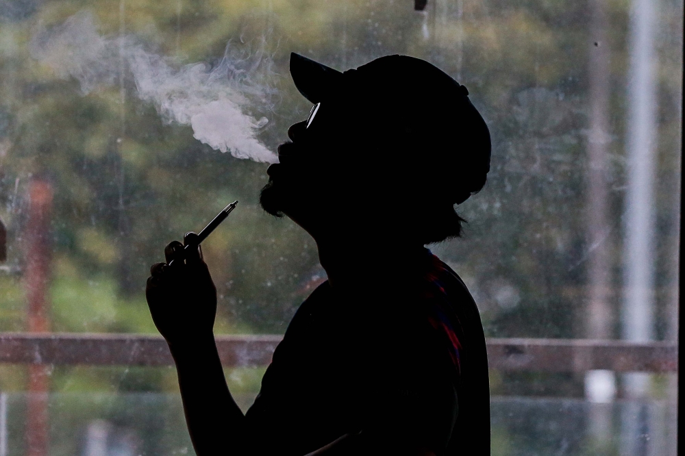 File picture of a man vaping. Singapore’s Immigration and Checkpoints Authority (ICA) seized more than 240 e-vaporisers and related components between March 24 and 27. — Picture by Sayuti Zainudin