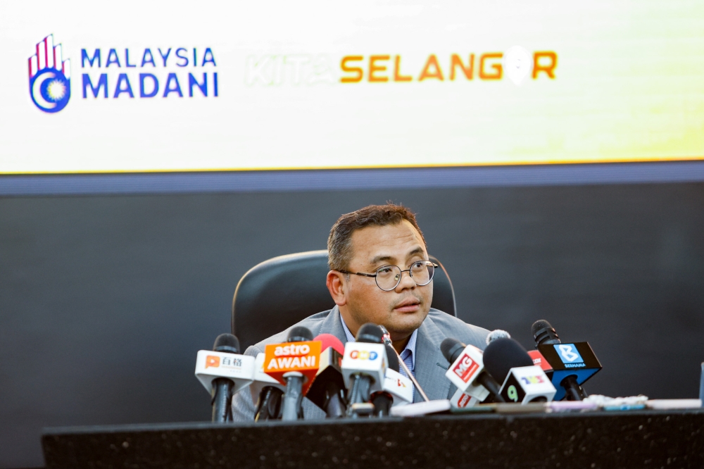 Menteri Besar Datuk Seri Amirudin Shari said the initiative offers a RM1,000 aid to first-year students of IPTs recognised by the state government. — Picture by Firdaus Latif