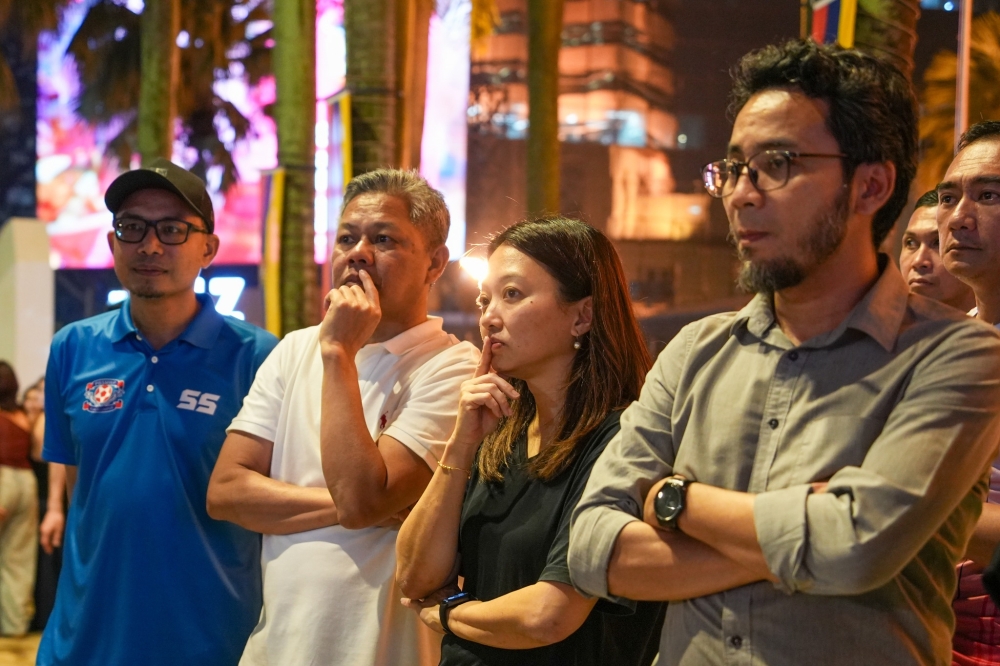 Federal Territories Minister Hannah Yeoh last night visited the area around the Petronas Twin Towers and Suria KLCC with Kuala Lumpur mayor Datuk Seri TPr Fadlun Mak Ujud to check on the presence of unlicensed ‘photo touts’ operating in the area. — Photo via Facebook/Hannah Yeoh