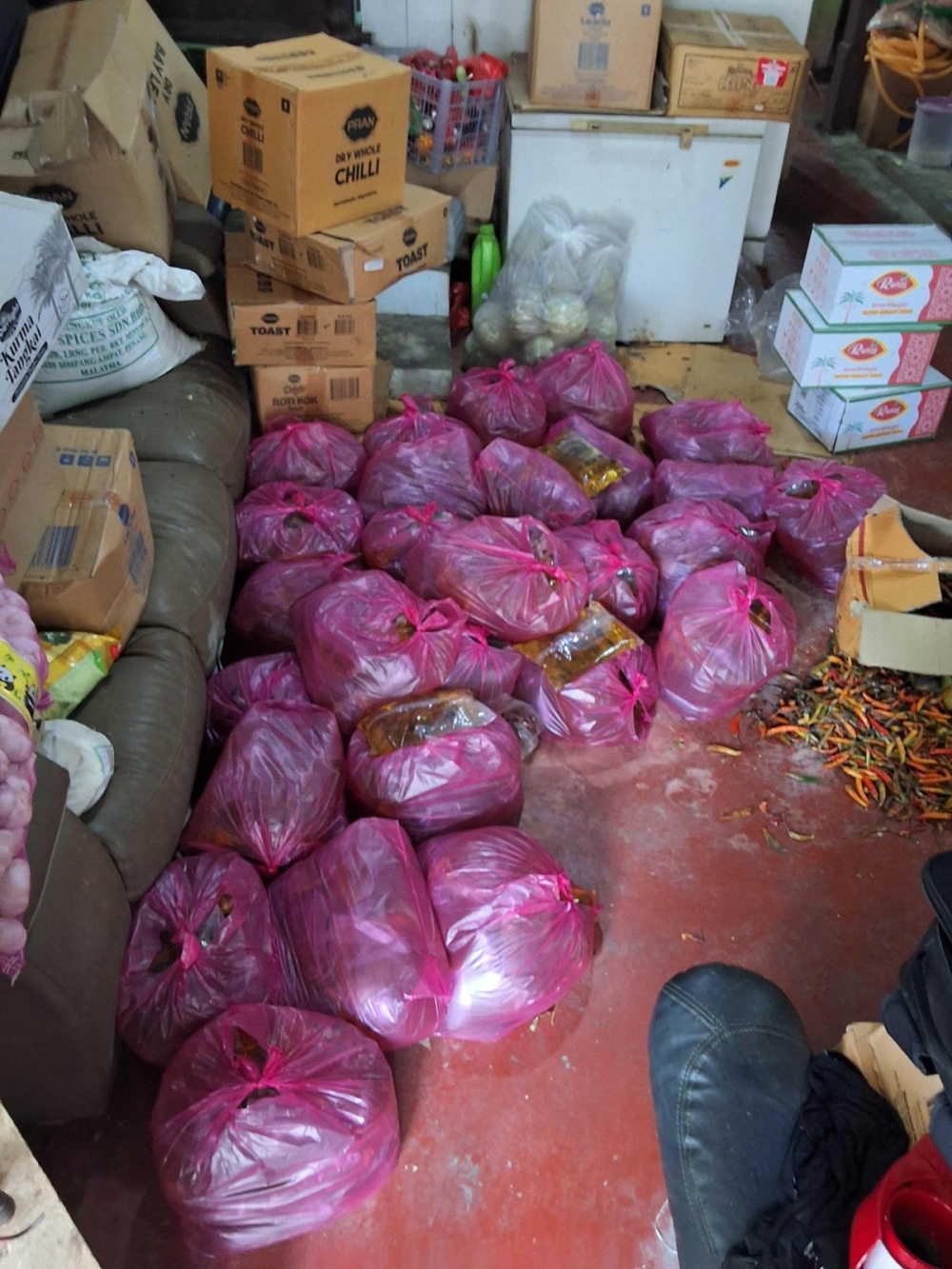 The Perak Enforcement Division of the Ministry of Domestic Trade and Cost of Living (KPDN) seized 450 packets of 1kg subsidised cooking oil from a residential premises believed to have been used as an illegal storage facility in Teluk Intan. — Picture courtesy of Perak KPDN