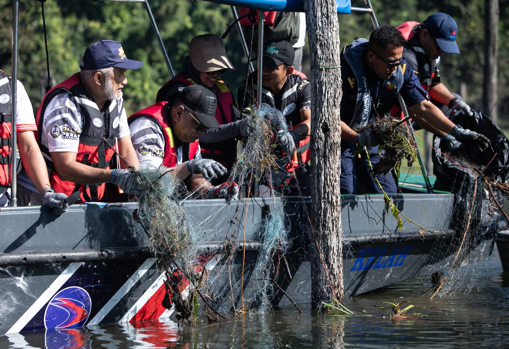 Abandoned fishing nets are increasingly disrupting the ecosystem of the 117,500-hectare lake, Gerik, March 31, 2026. — Bernama pic