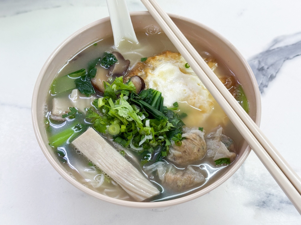 A bowl of Heng Hwa Xian Mee is filled with pig maw, ‘bian rou’, fried egg and shiitake mushrooms. — Picture by Lee Khang Yi