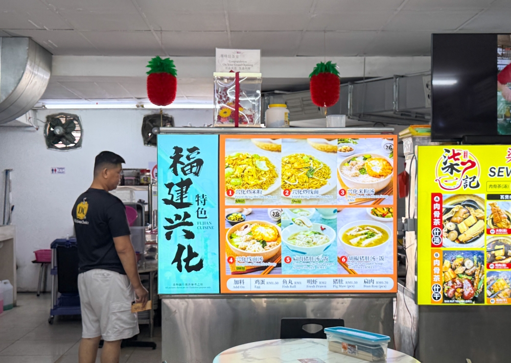 Find the Fujian Cuisine stall right at the back of the restaurant . — Picture by Lee Khang Yi