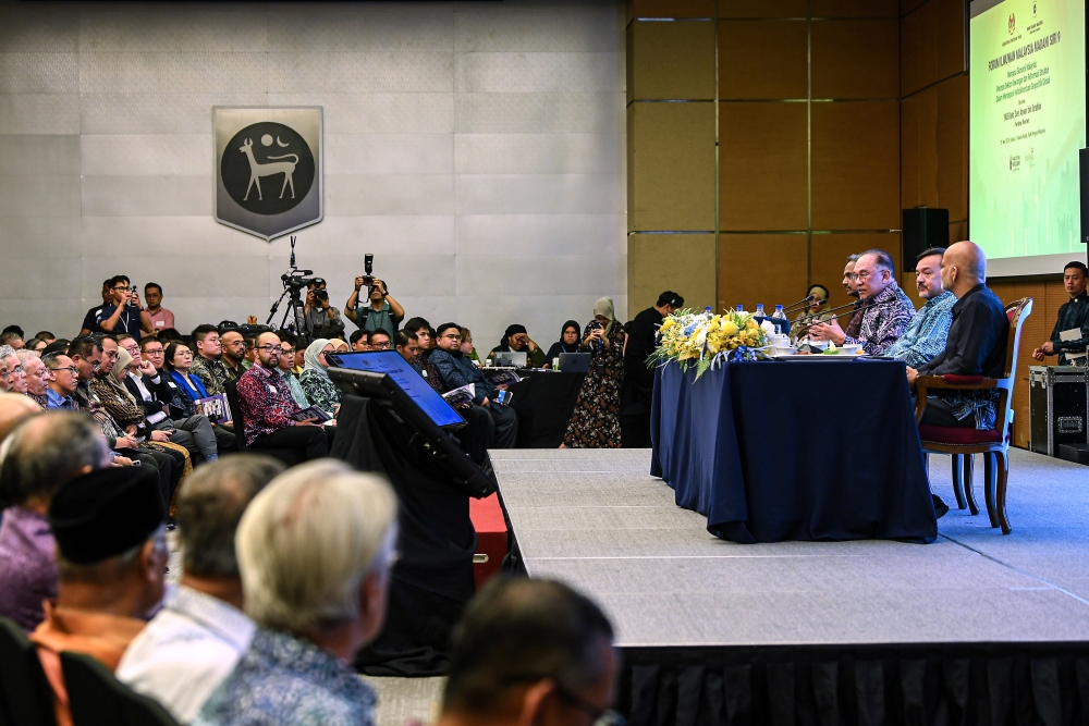 Prime Minister Datuk Seri Anwar Ibrahim (3rd right) said Malaysia’s economy remains resilient despite rising global uncertainties, with the government widening its ‘Plan B’ measures to ensure continued stability and growth. — Bernama pic