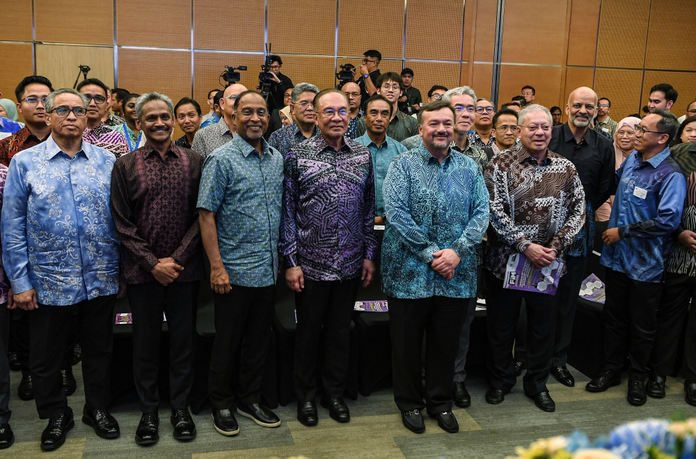 Prime Minister Datuk Seri Anwar Ibrahim (centre) poses for a group photo with ministers after the Madani Malaysian Scholars Forum Series 9 session, 'Driving the Malaysian Economy: The Role of the Financial Sector and Structural Reform in Addressing Global Geopolitical Uncertainties' at Sasana Kijang Kuala Lumpur March 31, 2026. Finance Minister II Datuk Seri Amir Hamzah Azizan said the government has urged the public to adopt a more prudent and moderate lifestyle in facing global economic uncertainties. — Bernama pic