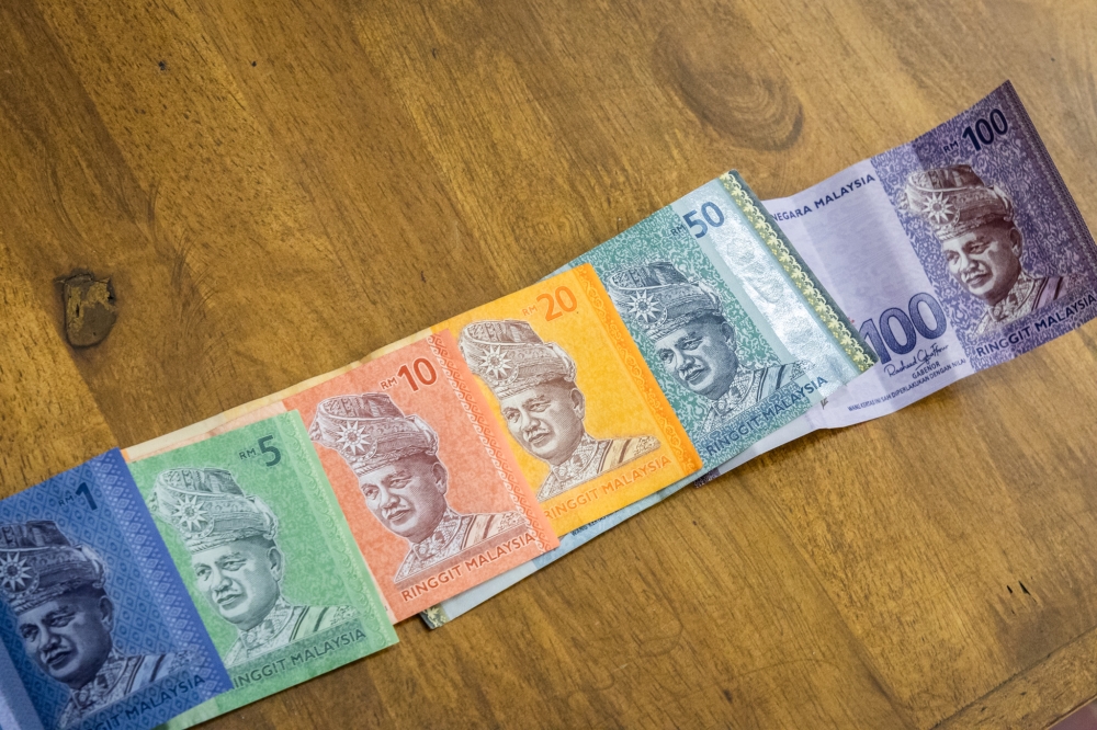 At 8am, the local currency climbed to 4.0200/0400 against the greenback from yesterday’s close of 4.0475/0520. — Picture by Firdaus Latif