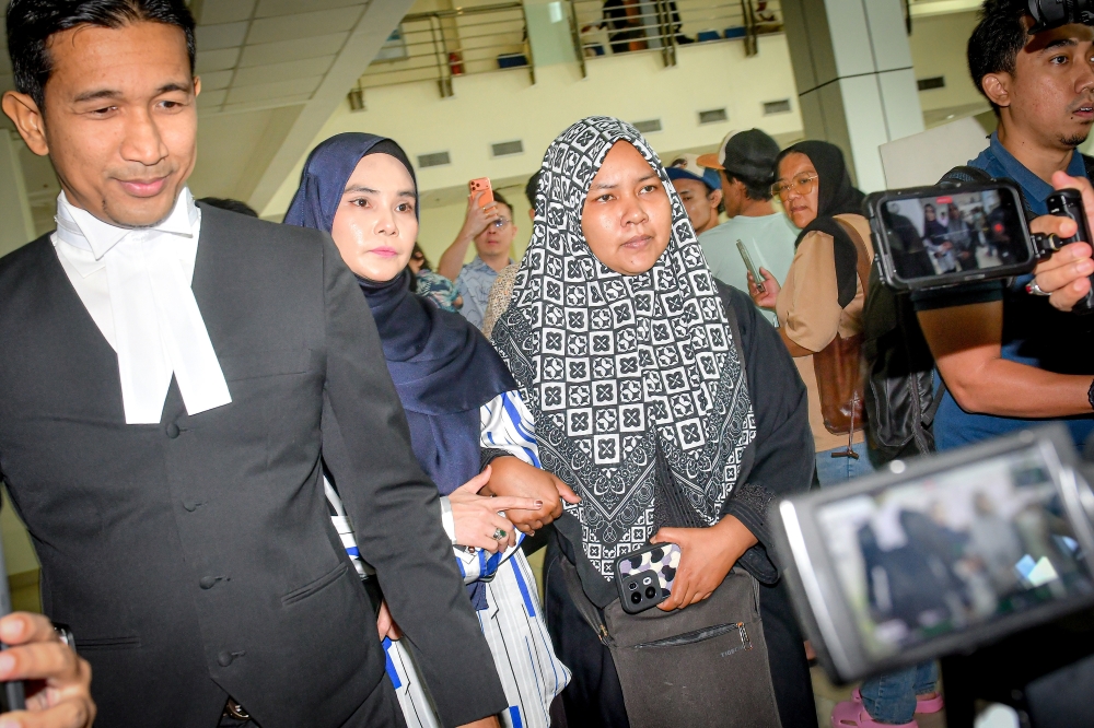 Nor Nadia Abdul Majid (second, right), wife of the late Amirul Hafiz Omar, attends the Klang Court for the prosecution proceedings of a man believed to be driving under the influence of alcohol and drugs which caused the death of her husband in Klang on April 1, 2026. — Bernama pic