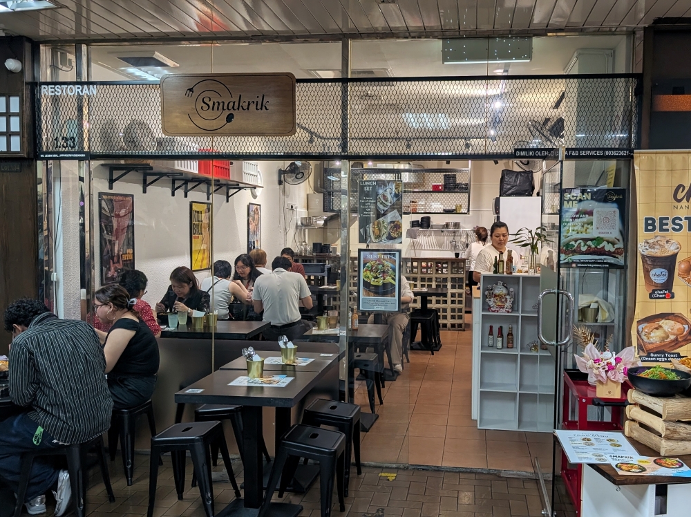 Smakrik is a small space, with a sign that doesn’t quite jump out at you. — Picture by Ethan Lau