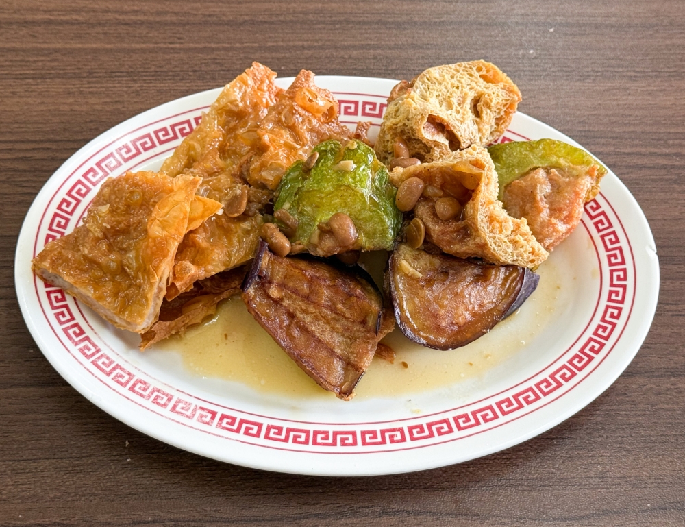 Their Hakka Yong Tau Foo uses a mixture of meat and fish paste. 