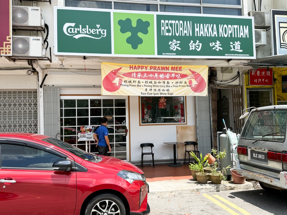 Under one roof, there are two names: one with a focus on Hakka food and the other offers Penang style prawn mee.