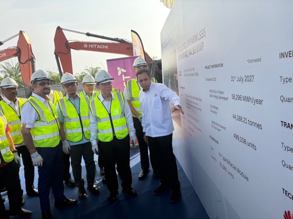 Penang Chief Minister Chow Kon Yeow is briefed on the LSS5 project in Byram, Nibong Tebal on April 3, 2026. — Picture by Opalyn Mok
