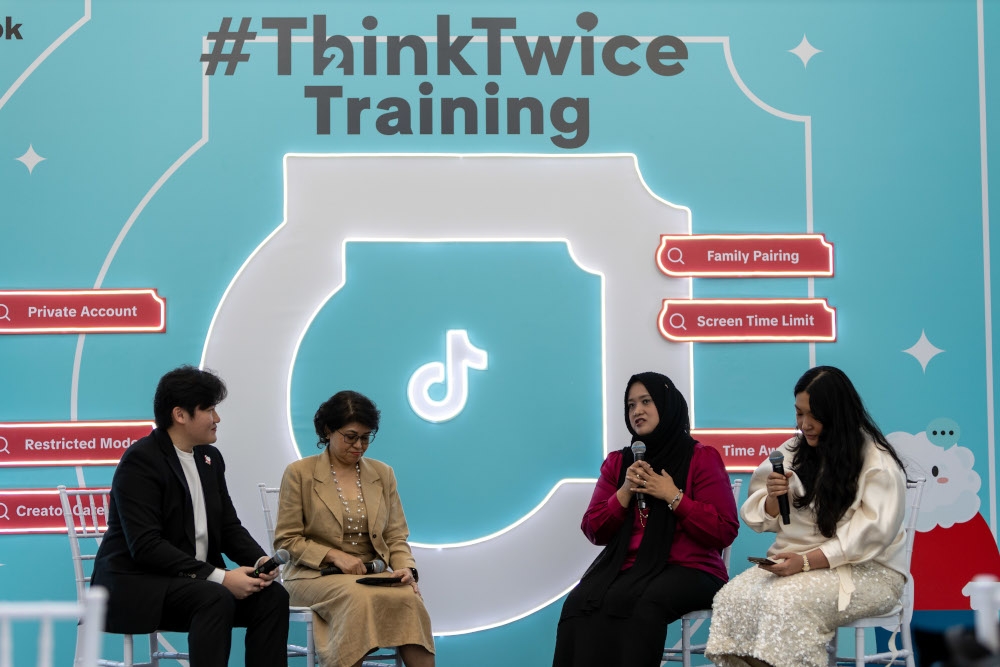 The Fireside Chat Session featuring (middle left) Tunku Munawirah Putra, Honorary Secretary, Parent Action Group for Education Malaysia (PAGE) and (centre, right) Mediha Mahmood, CEO of Communications and Multimedia Content Forum of Malaysia (Content Forum), with representatives from TikTok. — Picture courtesy of TikTok