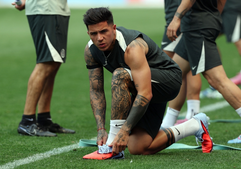 Chelsea drop Fernandez for two games for comments on his future