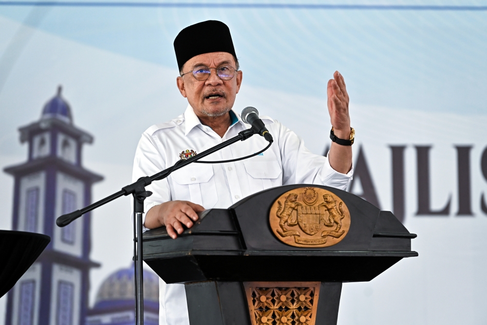 Anwar urges Malaysians to stay grateful, united amid economic growth and global pressures