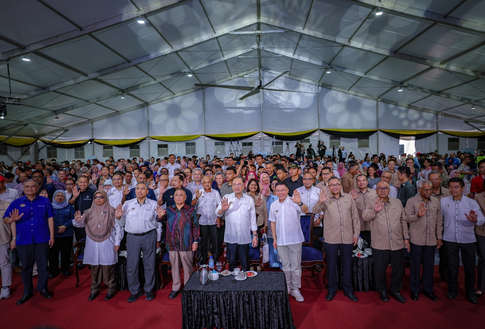 GE16 not coming soon, Anwar says now is ‘work time’, urges focus on Malaysian economy