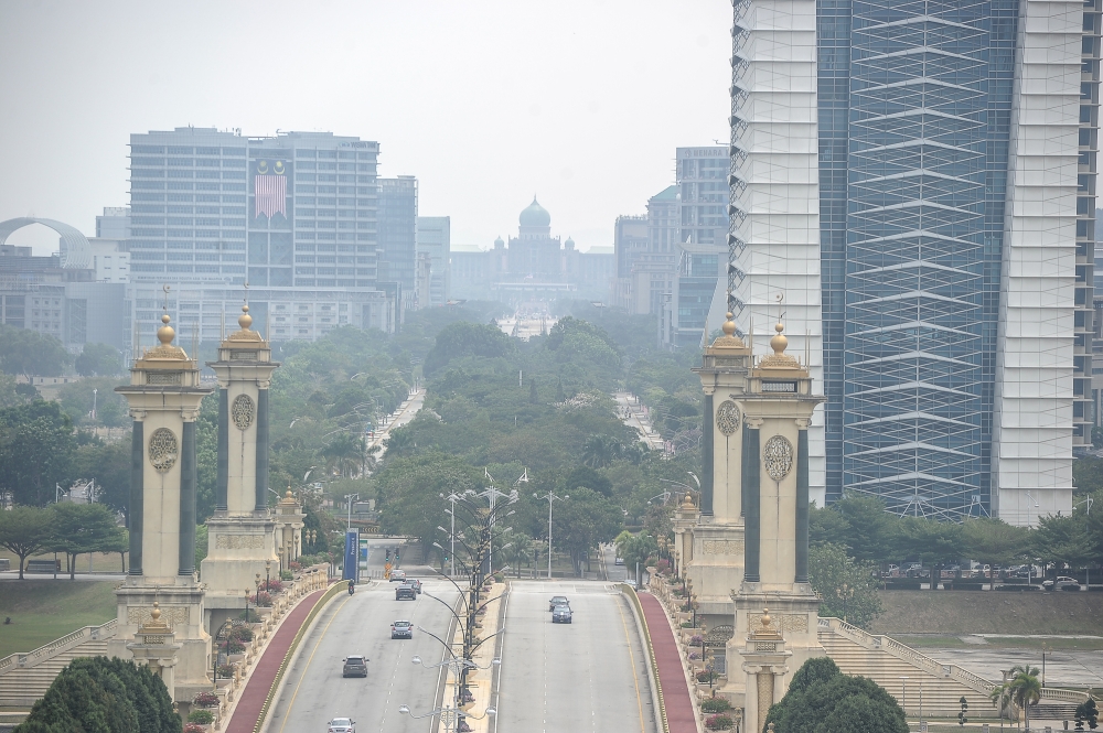 Air quality breaches unhealthy levels in four areas, Putrajaya hovers near 150