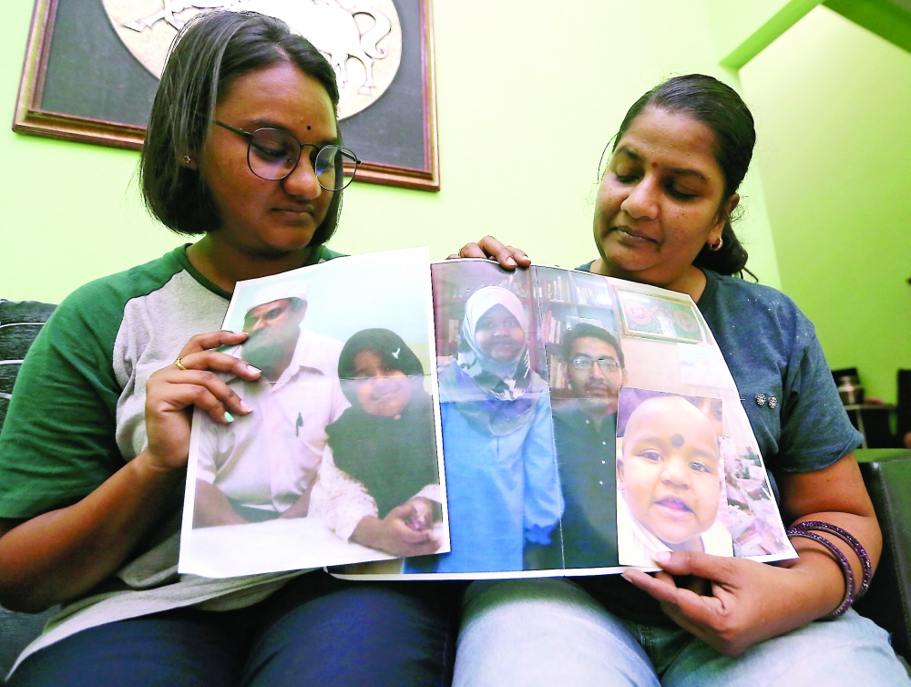 PERAK 30-01-2018.( JB 20180130 Indira )  Indira Gandhi and her daughter Tevi Darsiny showing the only picture of Prasana Diksa. MALAY MAIL/Farhan Najib