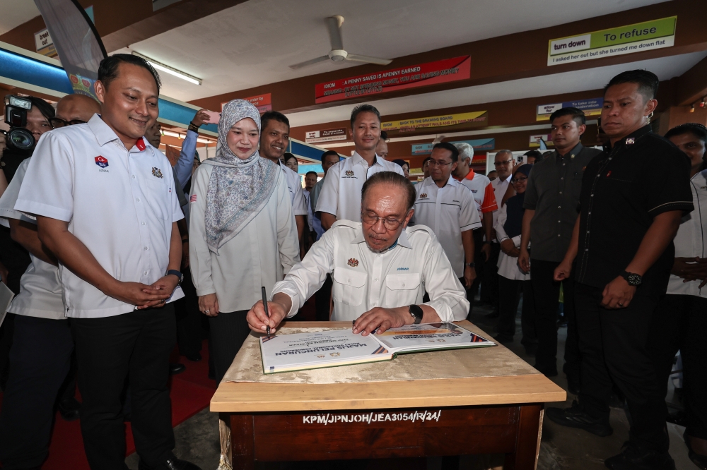 Rapid tech growth requires quicker course approvals, Anwar tells educators