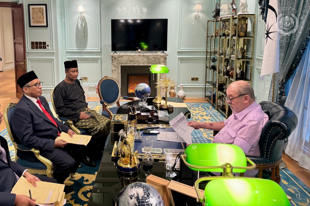 King grants audience to chief secretary to govt at Istana Pasir Pelangi in JB