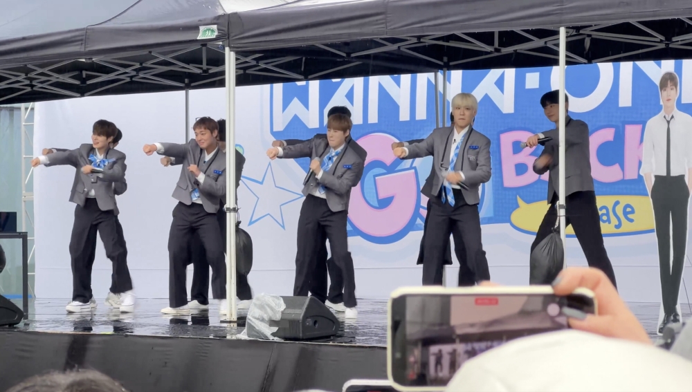 Park Ji-hoon surprises fans with hilarious dance slip during Wanna One reunion (VIDEO) Park Ji-hoon surprises fans with hilarious dance slip during Wanna One reunion (VIDEO)