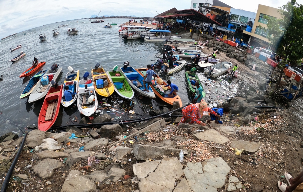 Trash and plastic bottles from the water village settlements are now a common sight in the town centre, spoiling the view and creating a negative impression of Semporna among tourists. — Bernama pic