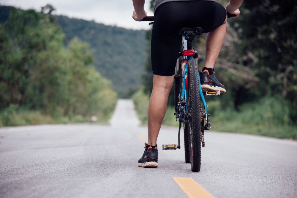 Walking or cycling instead of driving a 2km trip to nearby shops could save about 0.2 to 0.4 litres of fuel. — Freepik pic