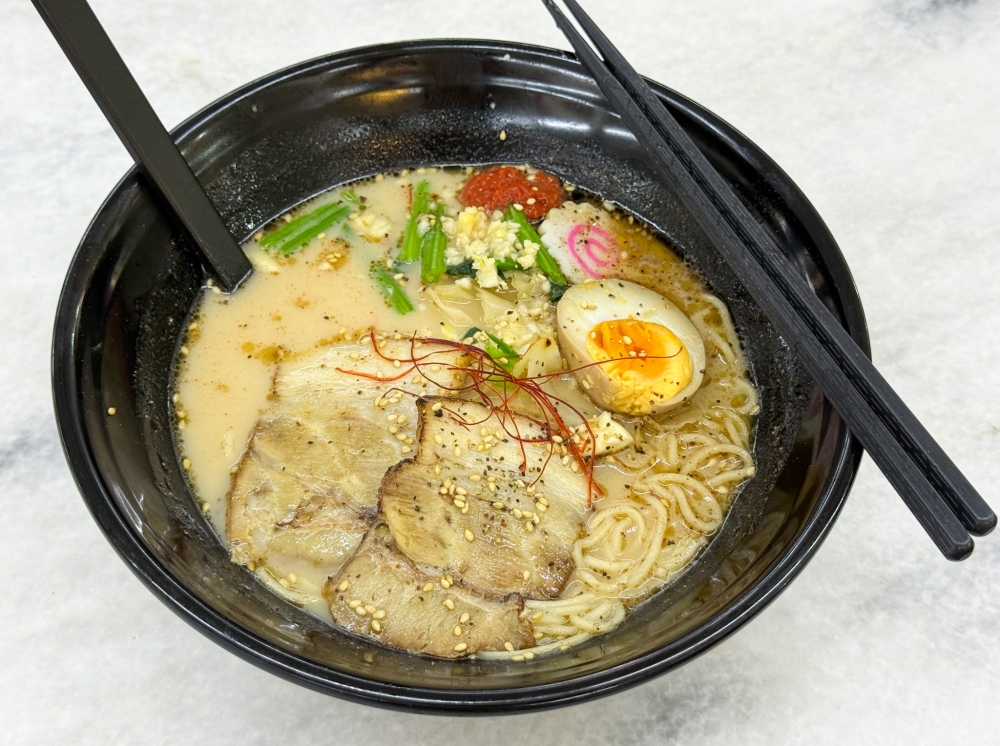 Burn your tongue with this Spicy Tonkotsu Ramen mixed with the potent chilli paste and minced raw garlic. — Picture by Lee Khang Yi