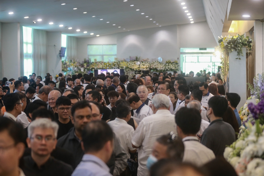 Friends, family members and political figures gather to pay their final respects during the wake of former transport minister Tun Ling Liong Sik at Xiao En Centre, Cheras, April 8, 2026. — Picture by Sayuti Zainudin