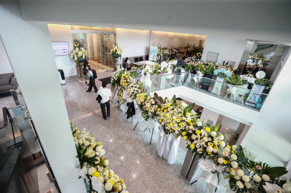 Flower wreaths line the floor during the wake of former transport minister Tun Ling Liong Sik at Xiao En Centre, Cheras, April 8, 2026. — Picture by Sayuti Zainudin
