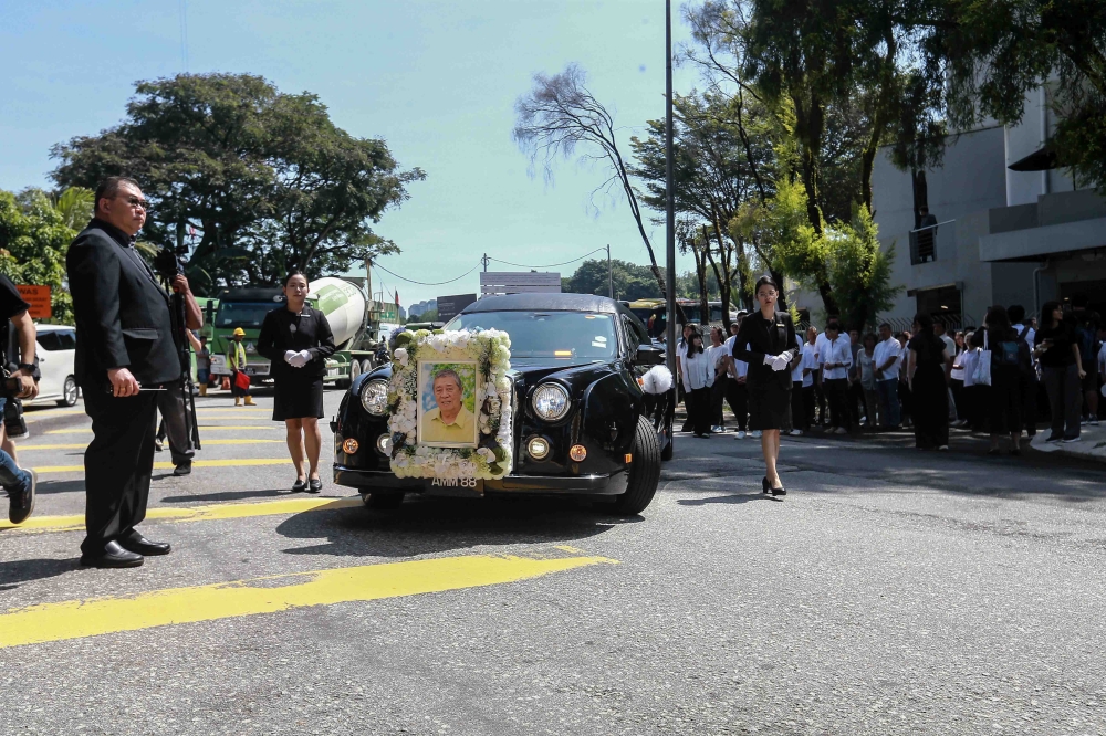 The hearse carrying former transport minister Tun Ling Liong Sik departs with family members for Nirvana Memorial Park in Nilai from Xiao En Centre, Cheras, April 8, 2026. — Picture by Sayuti Zainudin