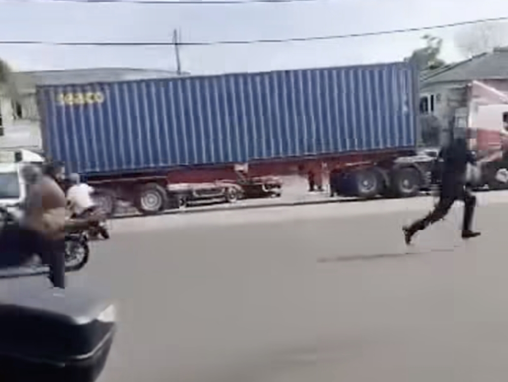 Daylight knife chase caught on camera in Kuala Langat, suspect restrained before arrest