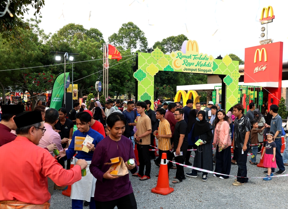 Members of the public attend the Rumah Terbuka Hari Raya Bersama Mekdi 2026 event at the McDonald’s Bandar Baru Bangi Drive Thru in Selangor on April 3, 2026. — Bernama pic