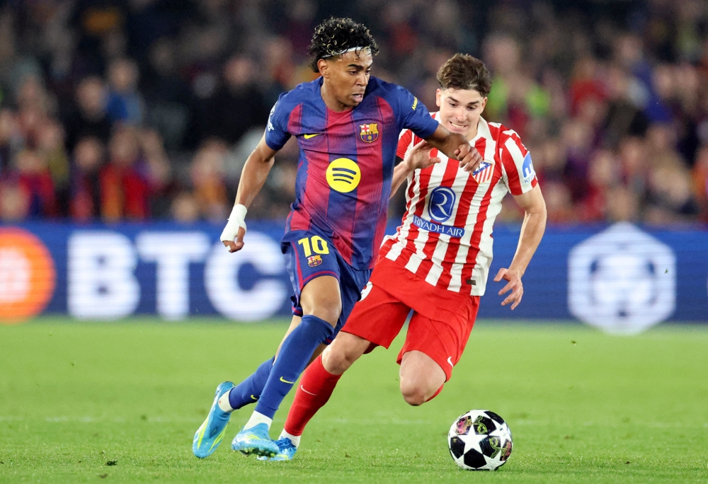 Atletico beat 10-man Barcelona to seize Champions League edge