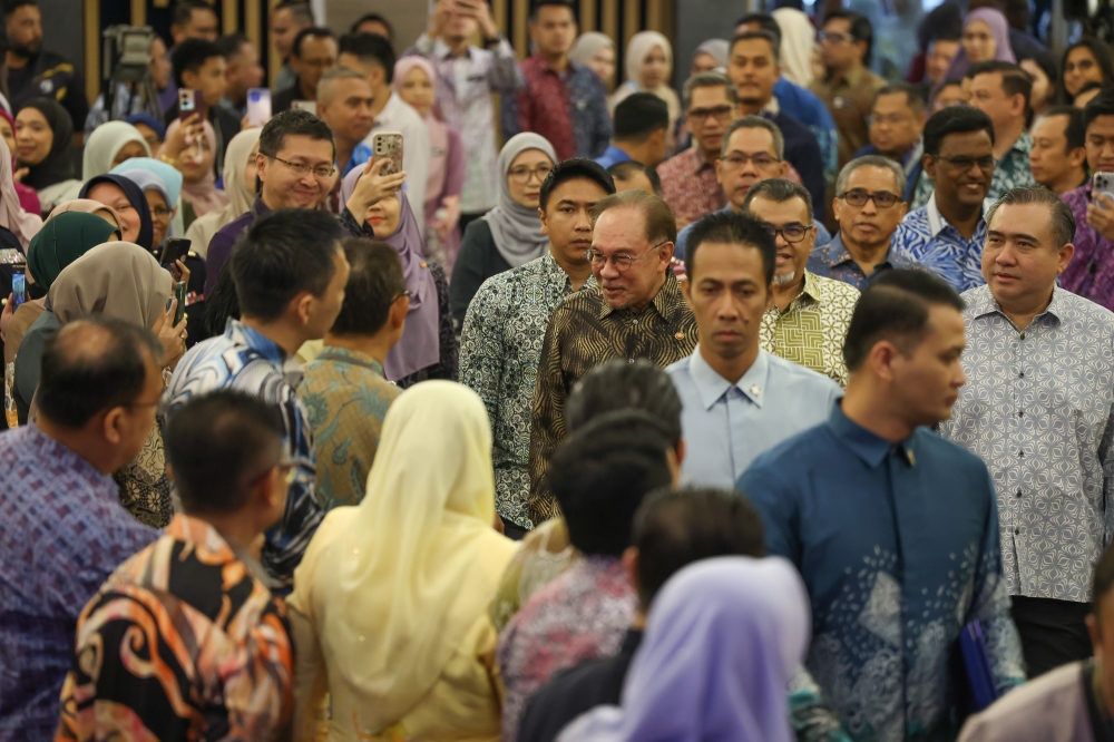 ‘We don’t have that kind of time’: Anwar urges faster results, more ‘semangat’ from civil servants