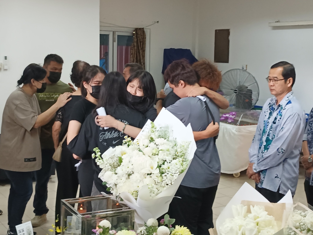 Hundreds bid farewell to drowned teacher trainee Joey Ling in Sibu (VIDEO)