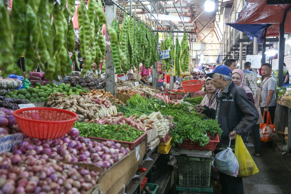 Prices on paper may look stable, but for many Malaysians, the cost of living tells a different story — widening the gap between policy and public trust. — Picture by Yusof Isa