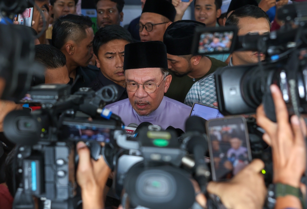 Sack Rafizi? Anwar says focus on economy problem more important now