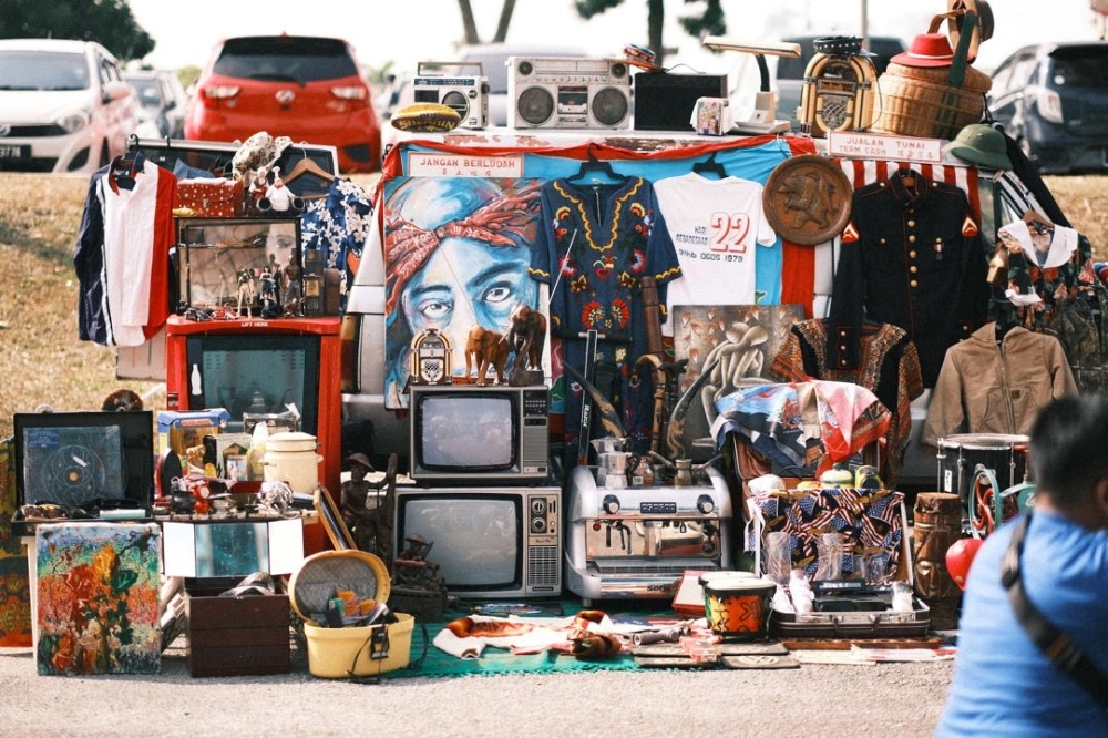 A collection of classic and vintage items for sale at Pasar Pagi at Angsana Johor Bahru Mall. — Picture by Meezam Azmi
