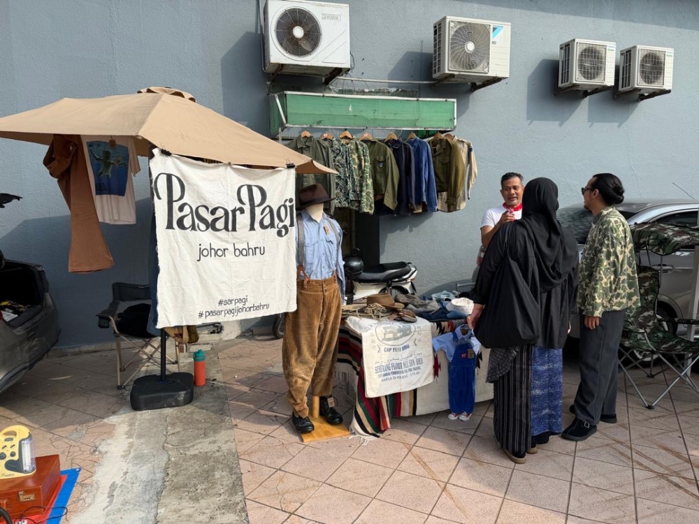 A Pasar Pagi banner welcomes visitors at the side entrance of Angsana Johor Bahru Mall. — Picture by Ben Tan