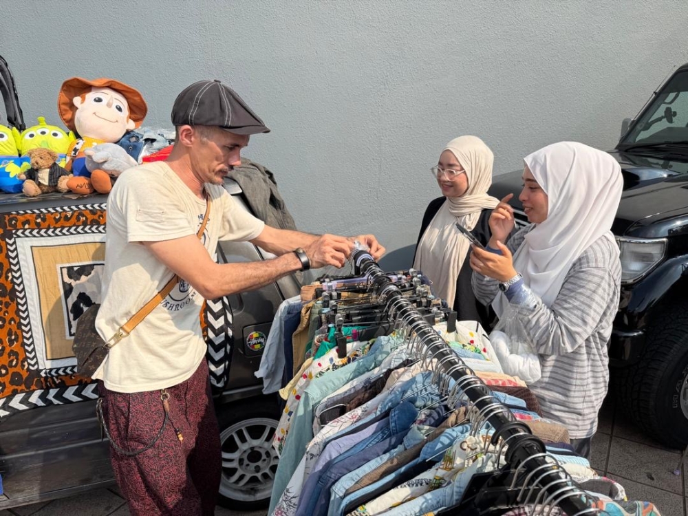 Pasar Pagi vendor Muhammad Taufiq Koh (left) with customers at his stall at Angsana Johor Bahru Mall. — Picture by Ben Tan