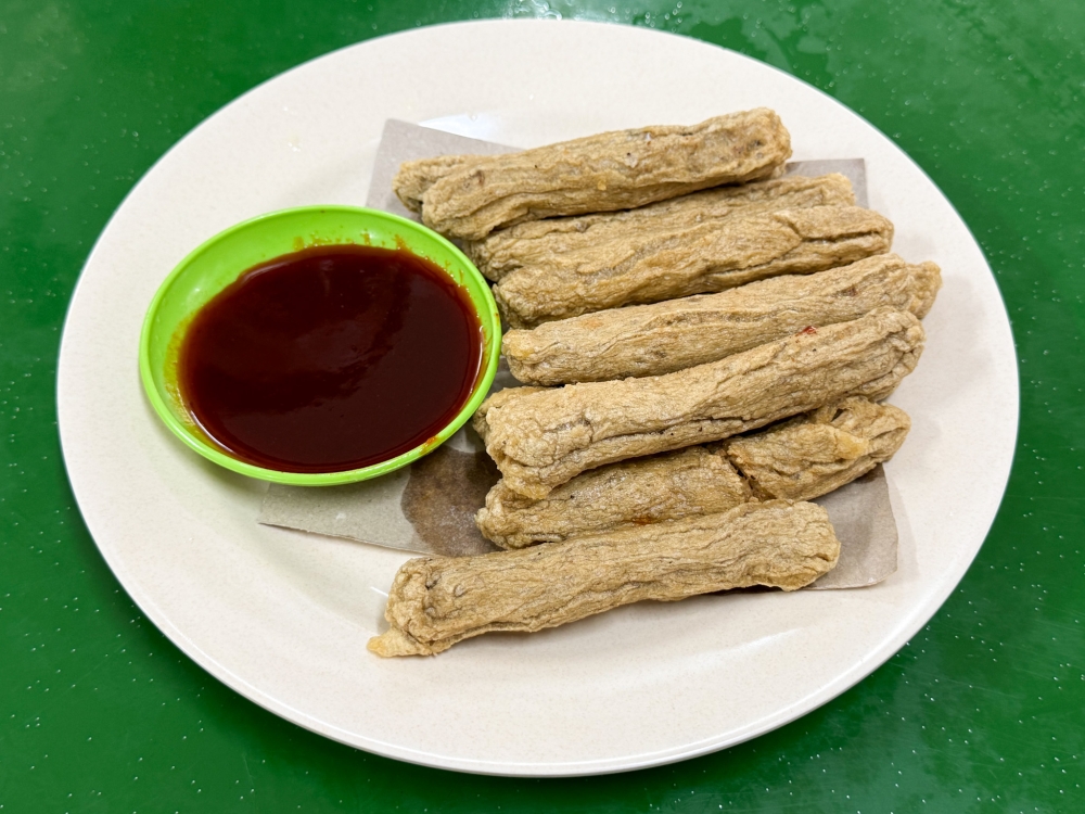 Chewy Keropok Goreng GTR is accompanied by a tangy-spicy sauce. — Picture by Lee Khang Yi