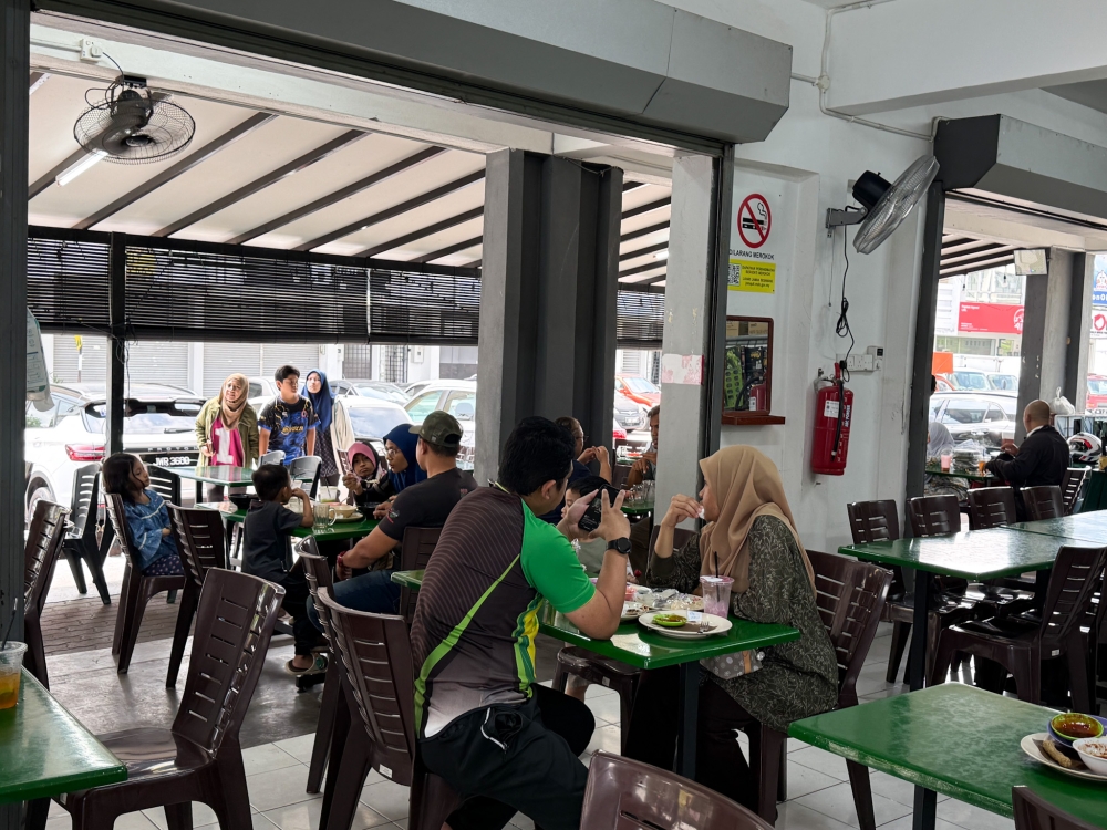 Beside the restaurant, there is an airy dining space. — Picture by Lee Khang Yi